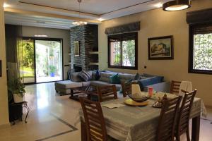 马拉喀什Magnifique villa avec piscine pour famille uniquement的客厅配有蓝色的沙发和桌子