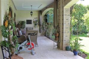 马拉喀什Magnifique villa avec piscine pour famille uniquement的植物间里带摩托车的庭院