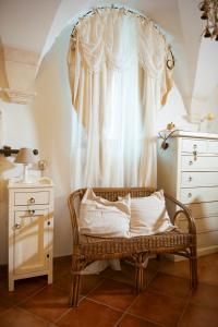 马丁纳弗兰卡Casa Dolce Casa的带柳条椅和窗户的客房