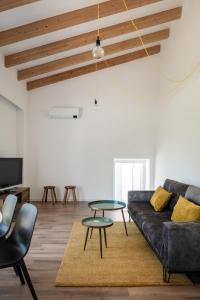 阿尔曼萨Casa Monte dos Entrudos的客厅配有沙发和桌子