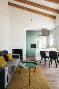 阿尔曼萨Casa Monte dos Entrudos的客厅配有沙发和桌子