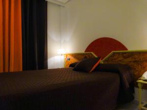 阿苏克卡德埃纳雷斯阿祖奎卡酒店的酒店客房,设有两张床和一盏灯