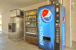 弗雷斯诺弗雷斯诺6汽车旅馆 - 黑石北的饮料冷却器旁边的饮料自动售货机