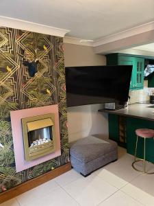 克利特Flosh Cottage Lake District的客厅设有壁炉和电视。