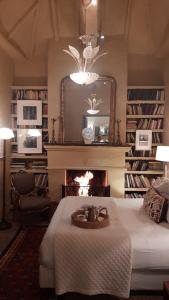 波哥大Candelaria House Boutique的一间卧室设有壁炉、一张床和镜子