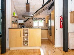 安斯艾厄6 person holiday home in Ansager的开放式厨房配有木制橱柜和楼梯。