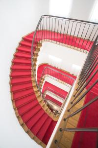 神户神户北野酒店的楼内有红色上升的螺旋楼梯