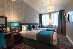 赫尔亨伯上将维泽斯布恩酒店的酒店客房配有两张床和一张书桌