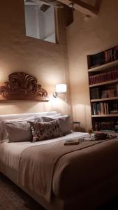 波哥大Candelaria House Boutique的一间卧室设有一张大床和书架