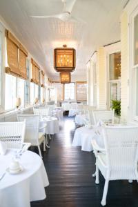 EdentonThe Edenton Collection-The Granville Queen Inn的用餐室配有白色的桌子和白色的椅子