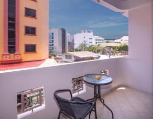 芭堤雅市中心罗宾雀巢旅馆及餐厅的美景阳台配有小桌子和椅子