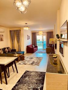 阿莱曼Stella Heights villa - next to Marassi - North coast的客厅配有沙发和桌子
