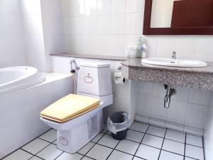 Prasat通皮克酒店的一间带卫生间和水槽的浴室
