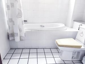 Prasat通皮克酒店的带浴缸、卫生间和盥洗盆的浴室