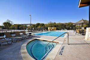 圣安东尼奥圣安东尼奥西北-海洋世界区假日酒店的一个带椅子的大型游泳池