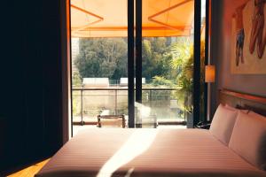 福冈福冈风格酒店的一间卧室设有一张床和一个大窗户