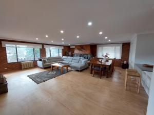 金德拜恩House Matterhon 3 Bedroom Apartment的客厅配有沙发和桌子