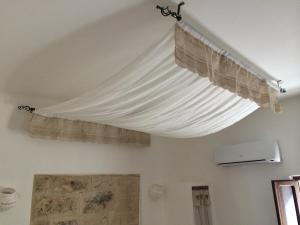 巴里Rifugio Degli Svevi的挂在天花板上的窗帘