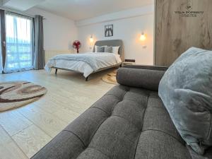 克利默内什蒂Casa Popescu的客厅配有沙发和1张床