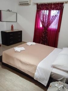 查加基恩Rouveli Villa with private garden and barbeque的一间卧室配有床和红色窗帘的窗户