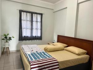 卡里塔Lippo carita selatan condo 3bedroom langsung pantai的一间卧室设有一张床和一个窗口