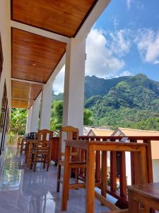 NongkhiawNam ou view villa的一间设有木椅的餐厅,享有山景