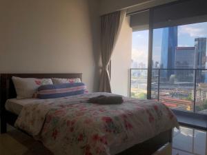吉隆坡Lucky Continew Residence 1 Bedroom - TRX KL的一间卧室设有一张床和一个大窗户