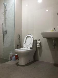 吉隆坡Lucky Continew Residence 1 Bedroom - TRX KL的浴室设有卫生间、座椅和水槽。