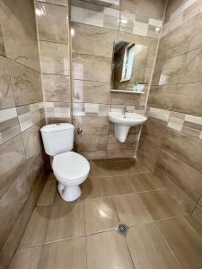 克兰内沃Villa Perla di Mare的一间带卫生间和水槽的浴室