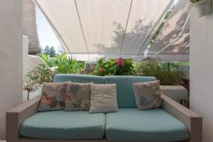 科斯塔巴伦娜Costa Ballena Unifamiliar的庭院里配有带枕头的蓝色沙发