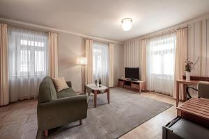 奥洛穆茨克里瓦旅馆的带沙发和电视的客厅