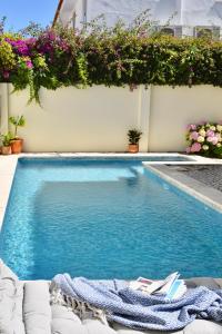 卡帕里卡海岸Beach house upscale villa with pool的花房旁的游泳池