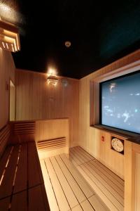 长崎Candeo Hotels Nagasaki Shinchi Chinatown的一间设有大屏幕平面电视的桑拿浴室