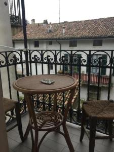 托尔托纳Lalla's Central Apartment的阳台享有建筑景致,配有桌椅。