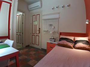 格拉纳达LoopINN Granada的卧室配有床、书桌和门