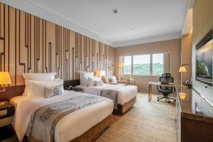 余姚宁波余姚太平洋大酒店的酒店客房配有两张床和一张书桌