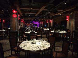 余姚宁波余姚太平洋大酒店的用餐室配有桌椅和红灯