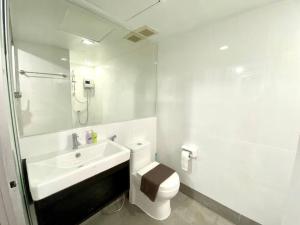 班拉克海滩STUDIO DESIGN 5 ETOILES Resort的白色的浴室设有卫生间和水槽。
