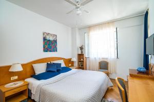 杜布罗夫尼克杜布罗夫尼克中心下城公寓 的一间卧室配有一张带蓝色枕头的大床