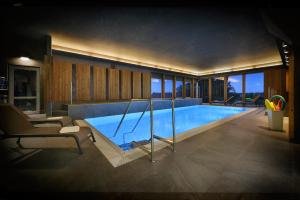 娄切尼马克西米廉品质生活度假酒店的一座大游泳池