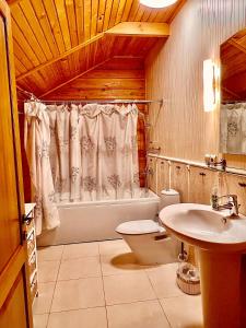 TamgaFamily club Royal-apricot的浴室配有卫生间、盥洗盆和浴缸。