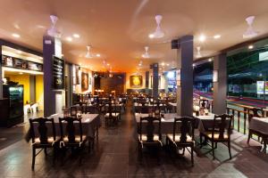 卡塔海滩双厨酒店的餐厅内带桌椅的用餐室