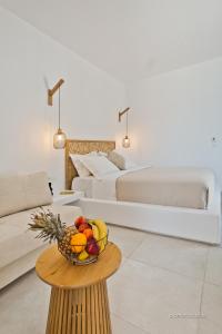 卡尔帕索斯Agnantema luxury suites的桌上放了一碗水果的房间