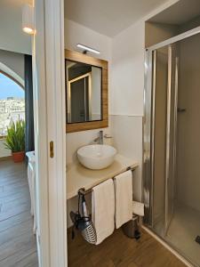 马泰拉The View Matera的一间带水槽和镜子的浴室