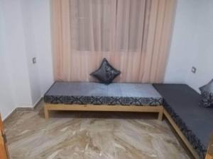 古莱比耶S 2 1km from the beach in Kelibia的一张床上有两个枕头的房间