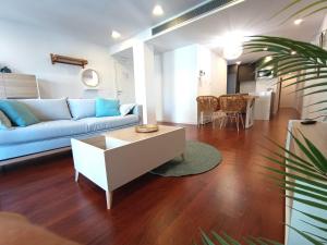 阿尔么丽亚Expoholidays - Apartamento Rueda Lopez (7ºB)的客厅配有蓝色的沙发和桌子
