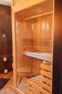 亚沃尔基Pieninski relaks的一间设有木墙和木架的桑拿浴室