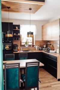 亚沃尔基Pieninski relaks的厨房配有木制橱柜和桌椅