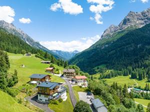 HinterhornbachHotel Tiroler Herz的享有山脉村庄的空中景致