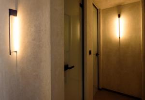 菲罗斯特法尼艾格纳德玛公寓酒店的门旁墙上的两盏灯